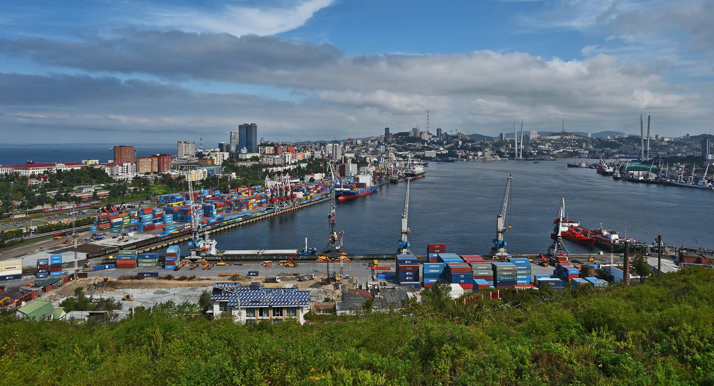 Город-порт Владивосток с вершины сопки Крестовая