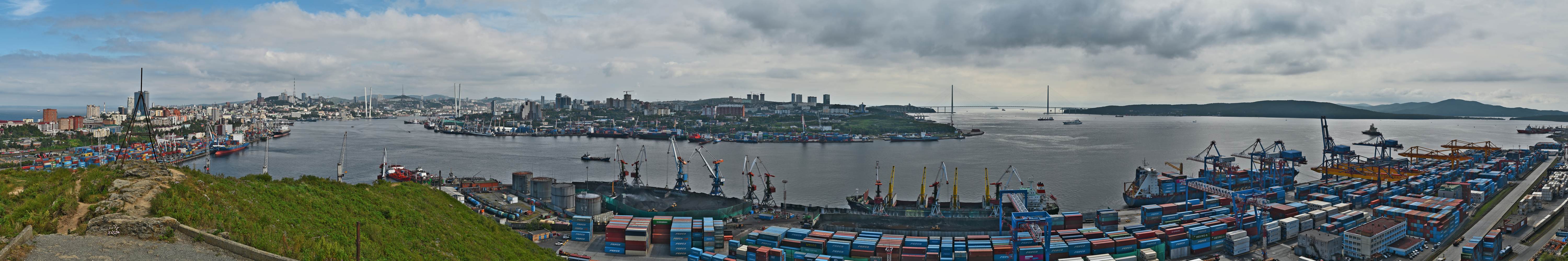 Город-порт Владивосток с вершины сопки Крестовая