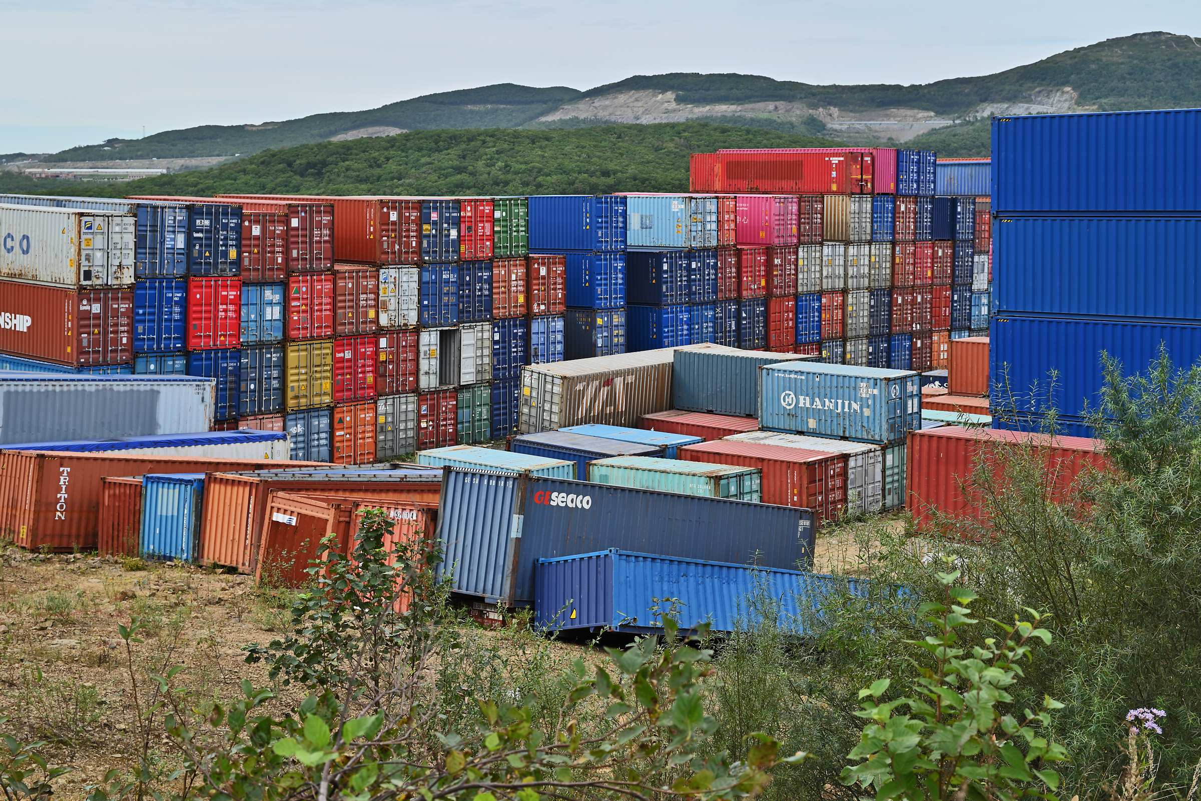 Склад контейнеров у форта Суворова во Владивостоке.