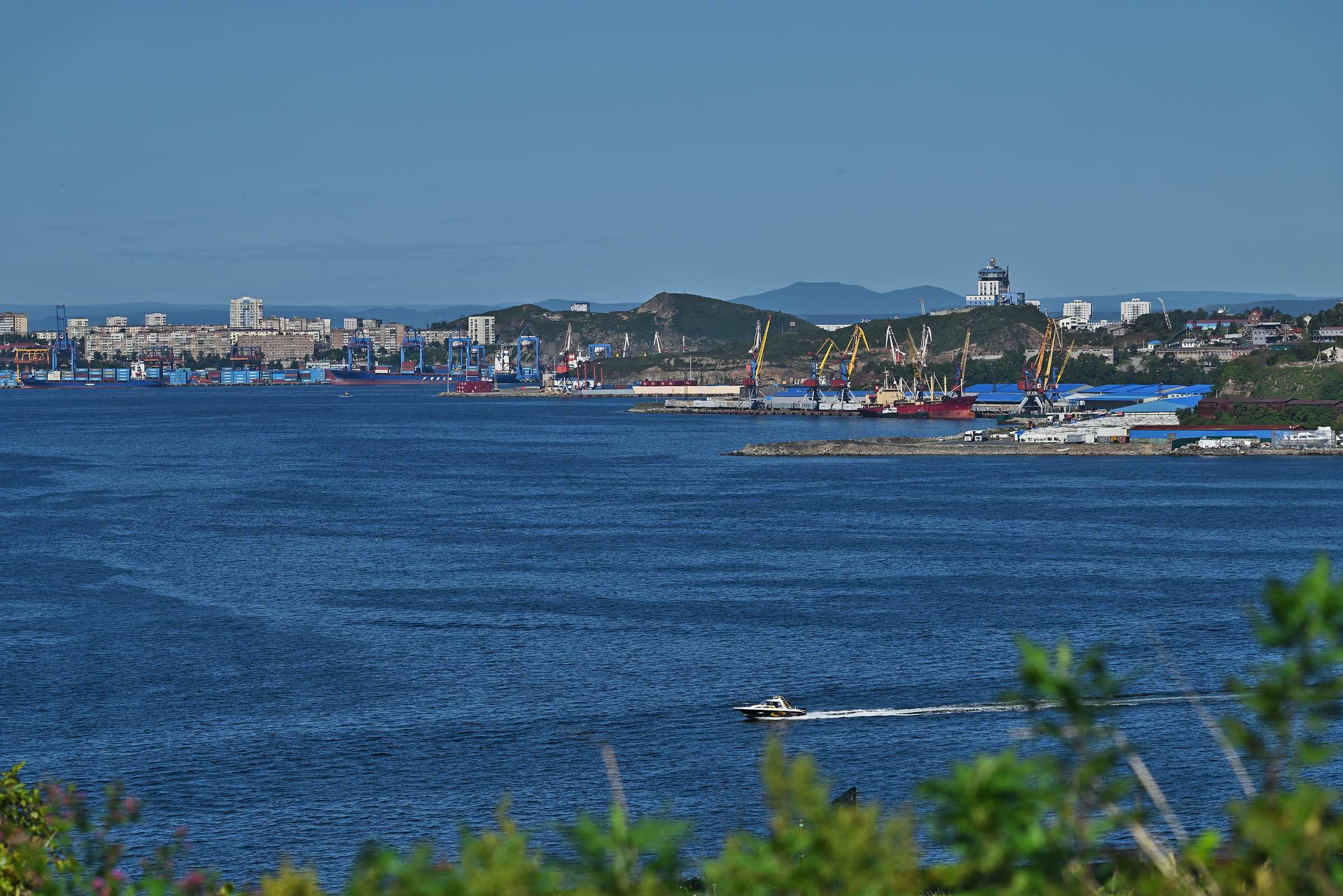 Город-порт Владивосток с батареи Назимовской.