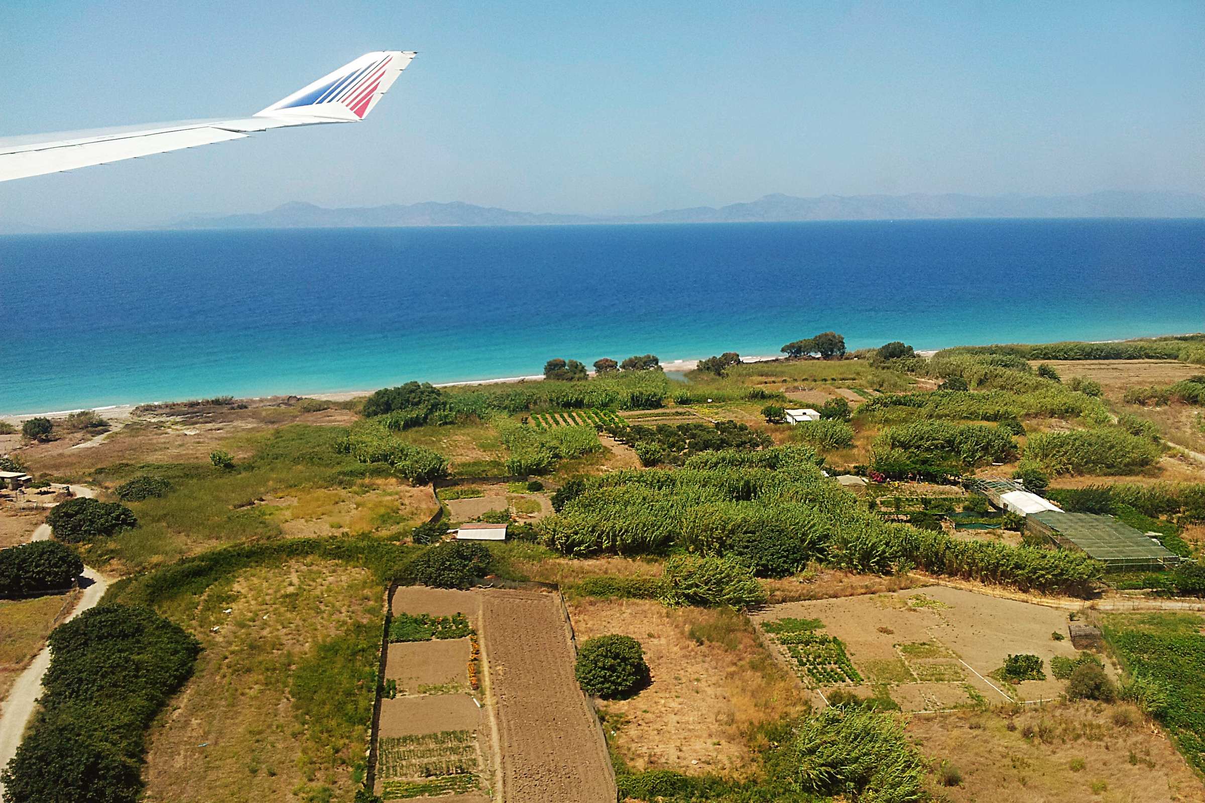 Остров Родос под крылом самолета