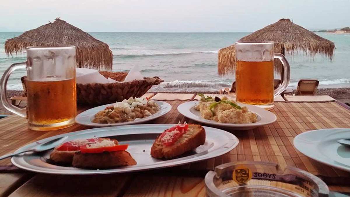 Таверна PORTO ANTICO Tavern Restaurant на пляже напротив Камироса