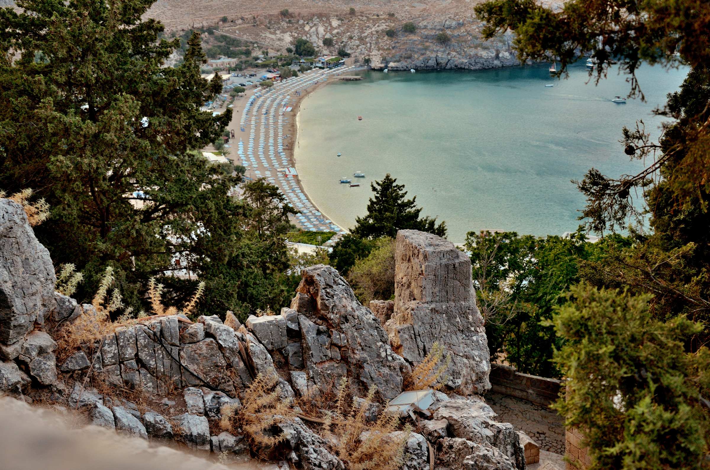 Вид на бухту Линдоса с городским пляжем от Акрополя