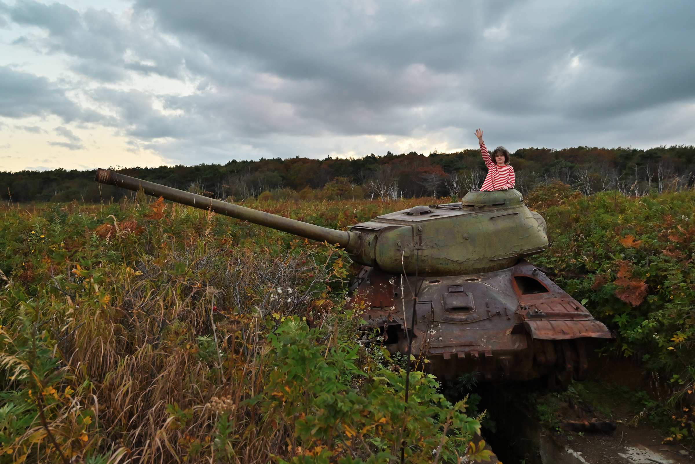 Советский танк ИС-2 на берегу Охотского моря восточнее села Стародубское на Сахалине.