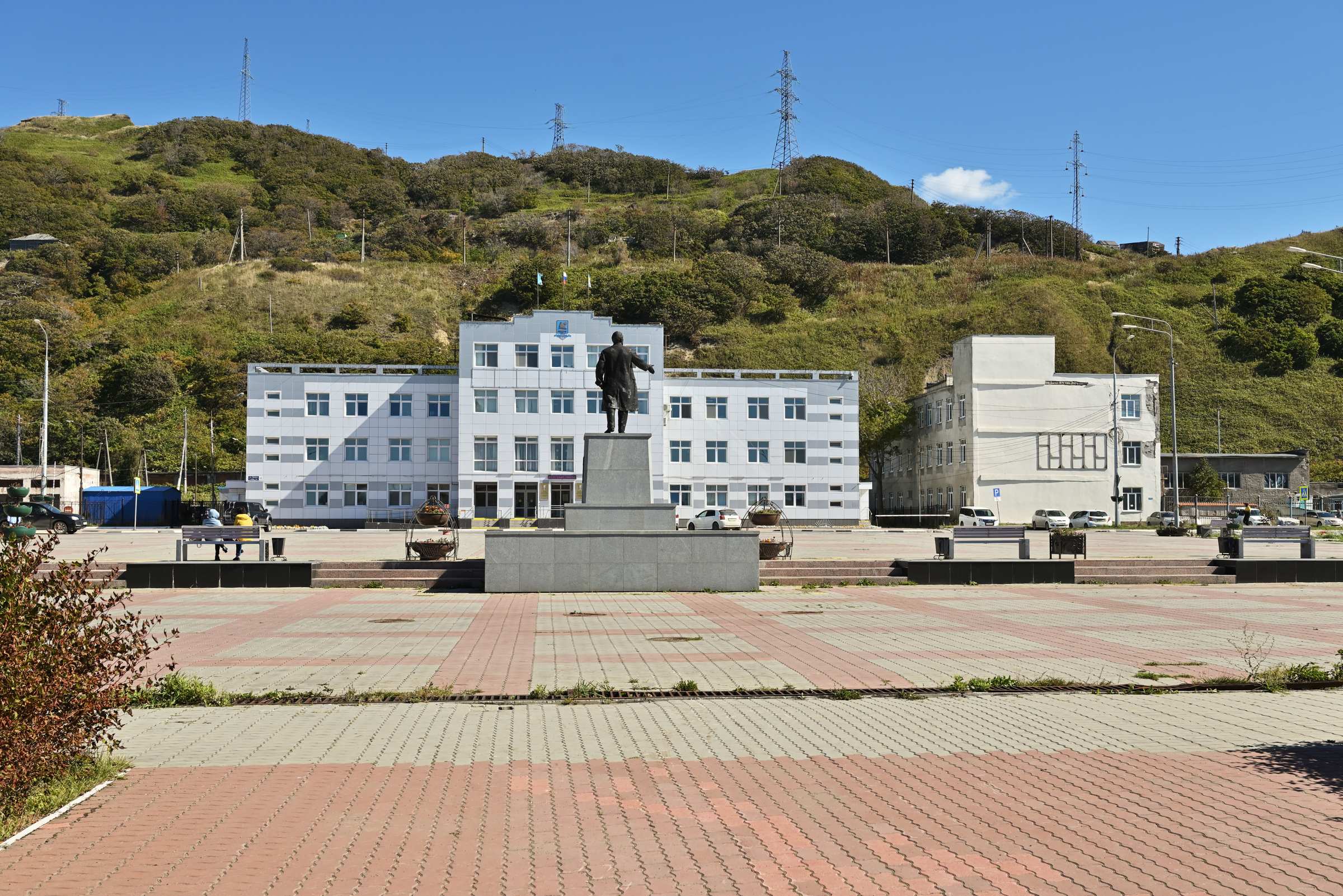 Площадь у краеведческого музея в Невельске.