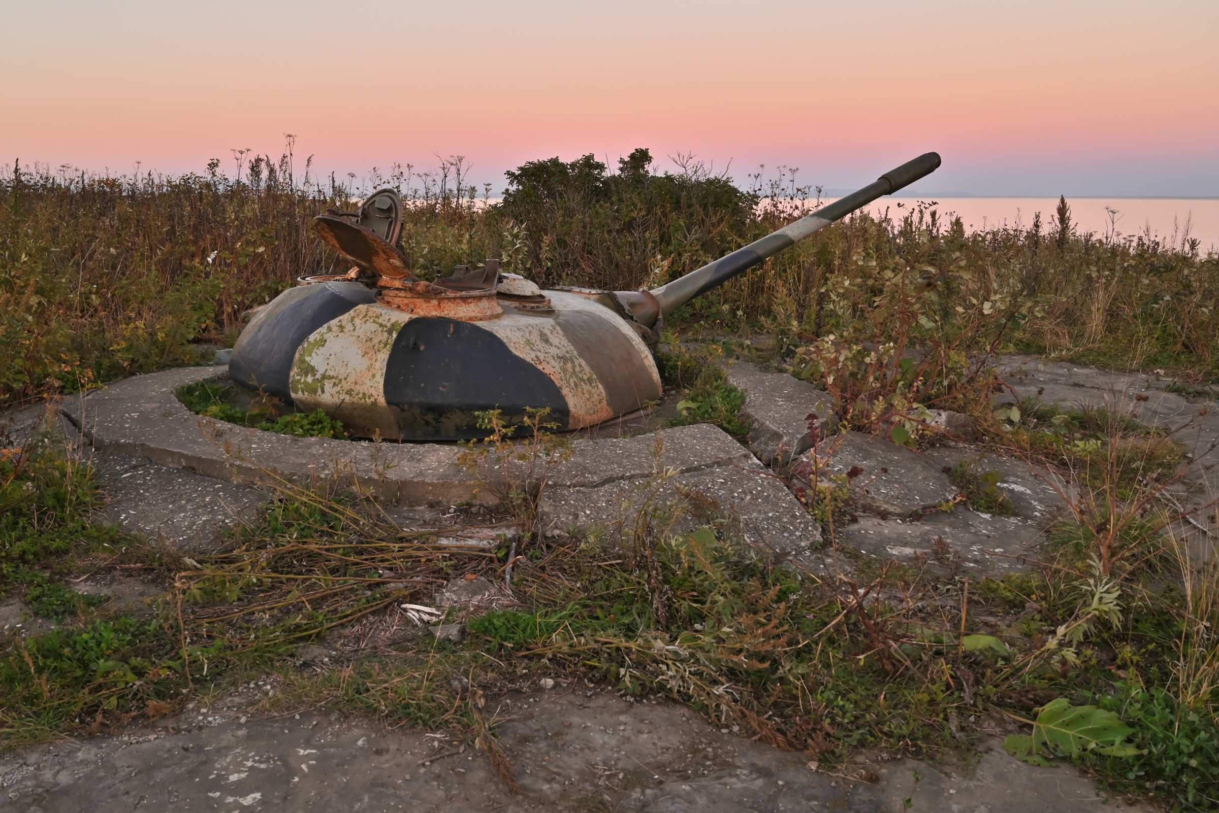 Танковая башня Т-54 на пляже недалеко от Тараная на Сахалине.