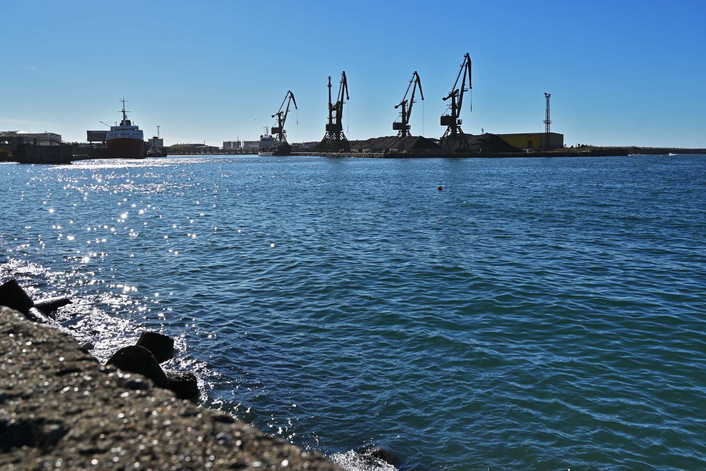 Холмский морской торговый порт на Сахалине.