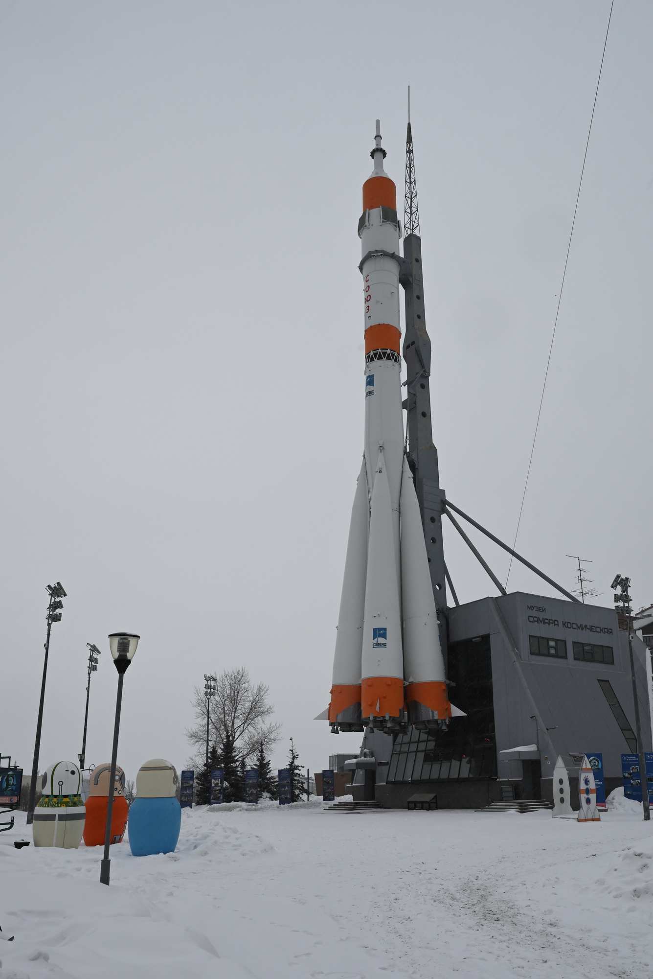 Монумент ракета-носитель «Союз» у музея «Самара Космическая».