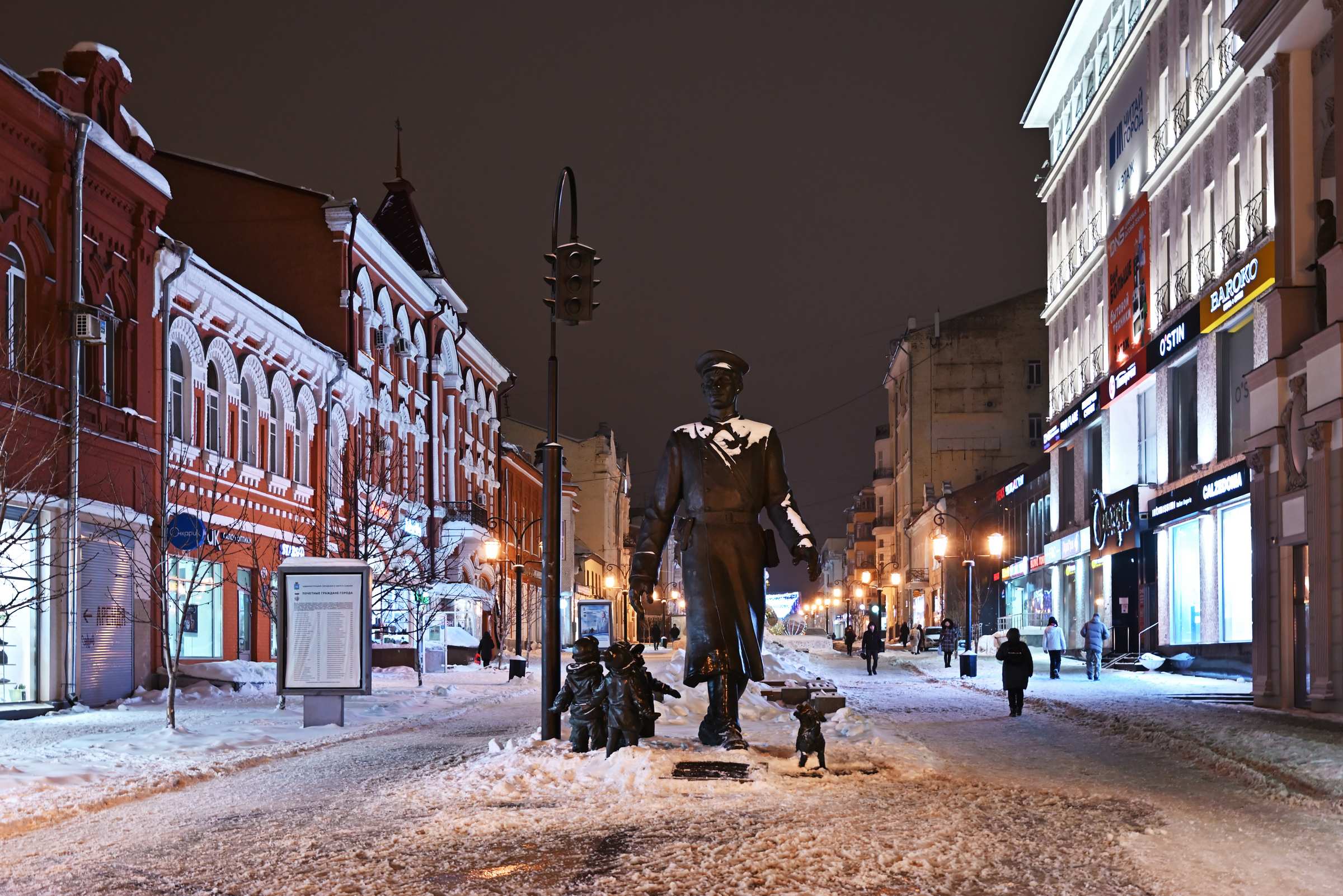 Дядя Стёпа - милиционер на улице Ленинградской в Самаре зимним вечером