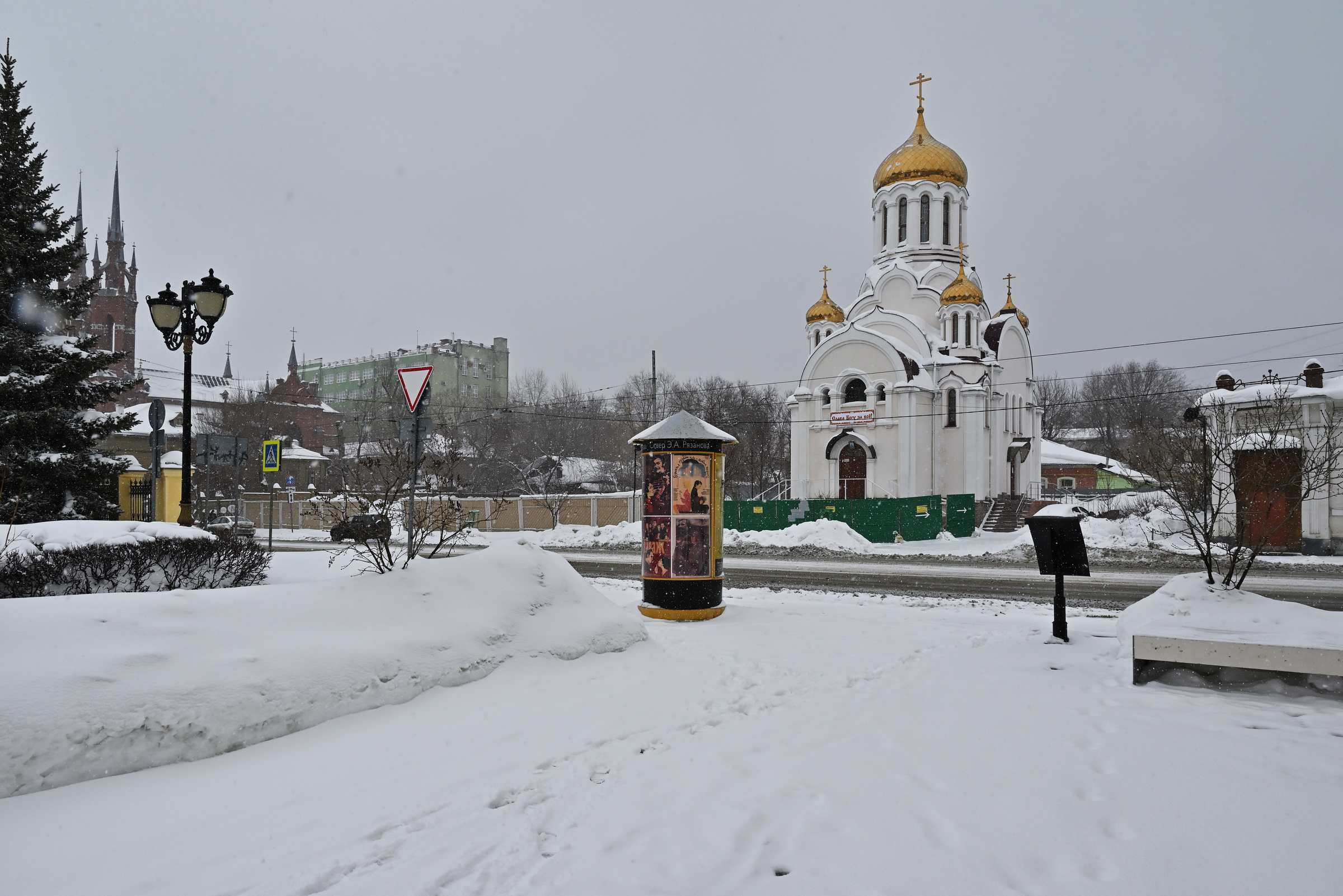 Сквер имени Эльдара Рязанова в Самаре зимой.