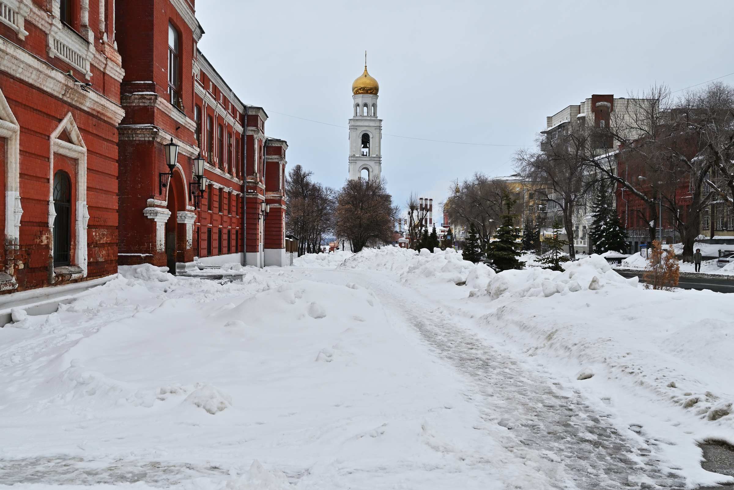 Улица Фрунзе у площади Чапаева и Самарского театра драмы в Самаре зимой.