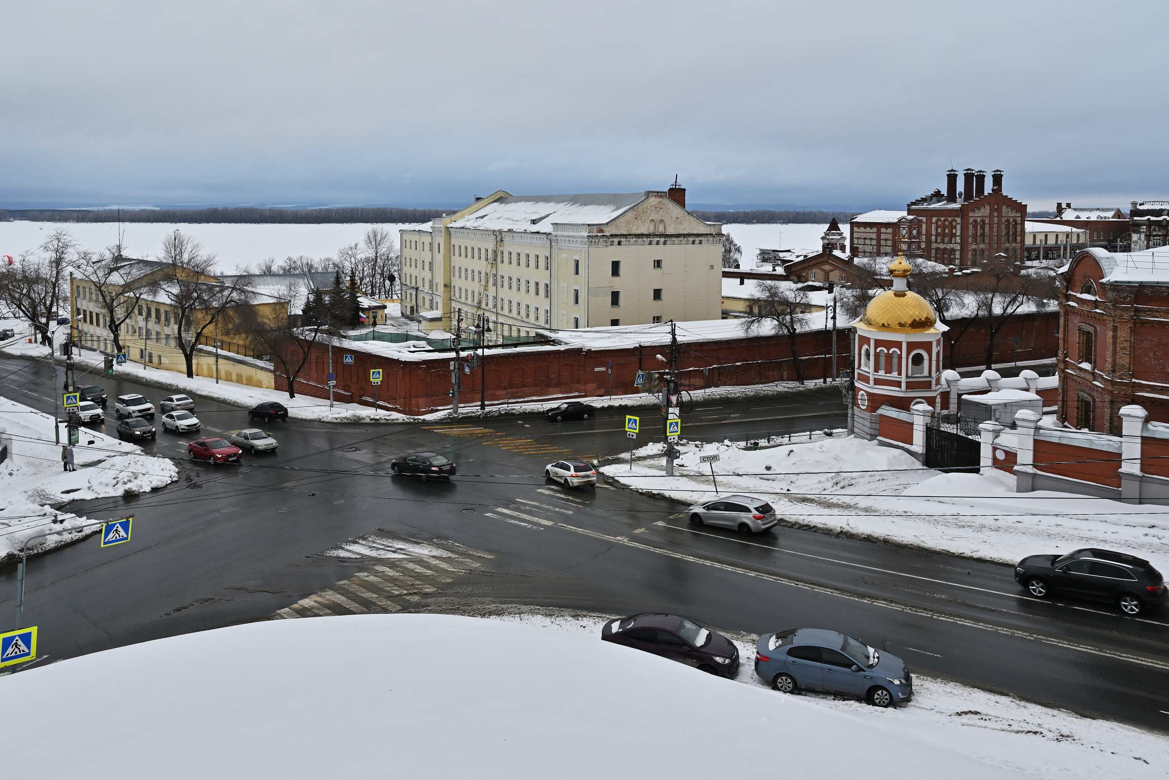 Самара со смотровой площадки в сквере Пушкина зимой.