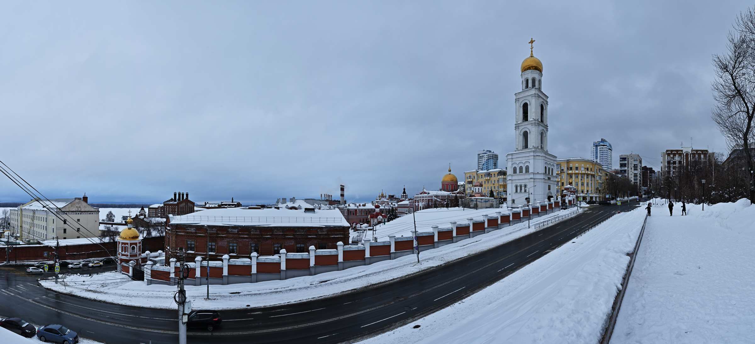 Самара со смотровой площадки в сквере Пушкина зимой.