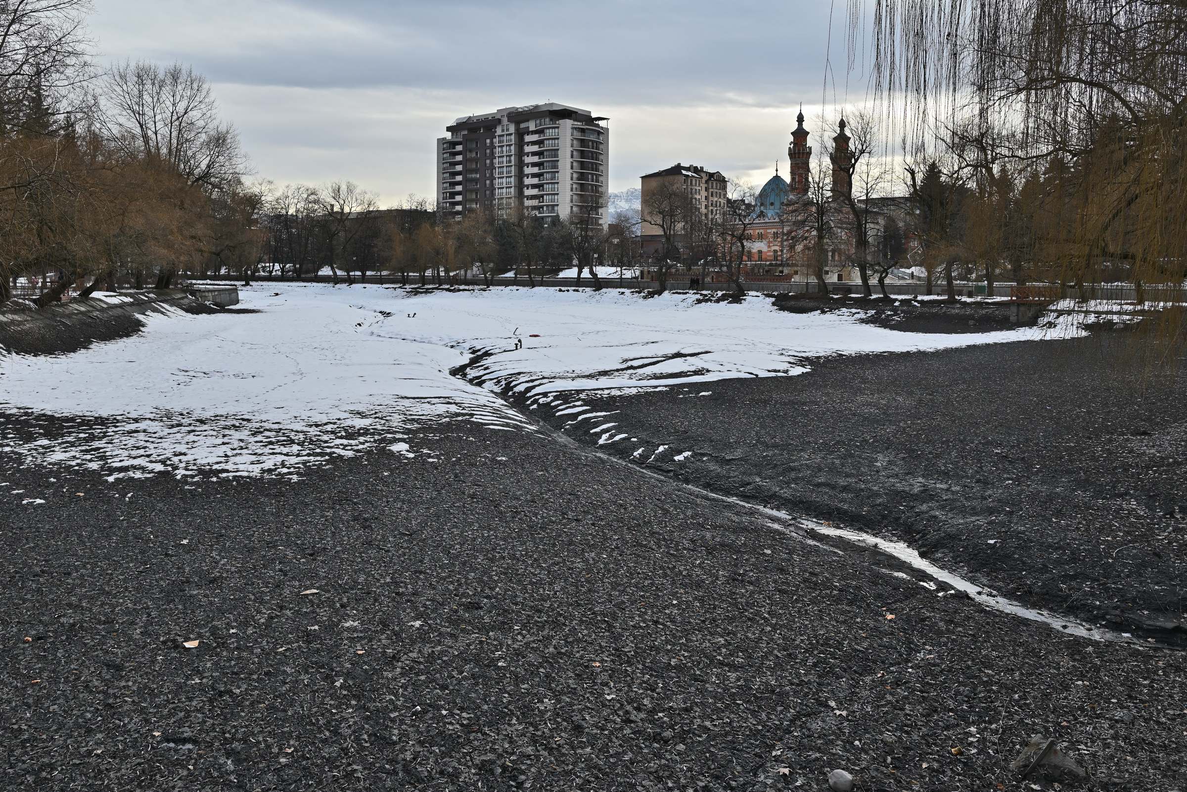 У пруда в парке К. Л. Хетагурова во Владикавказе