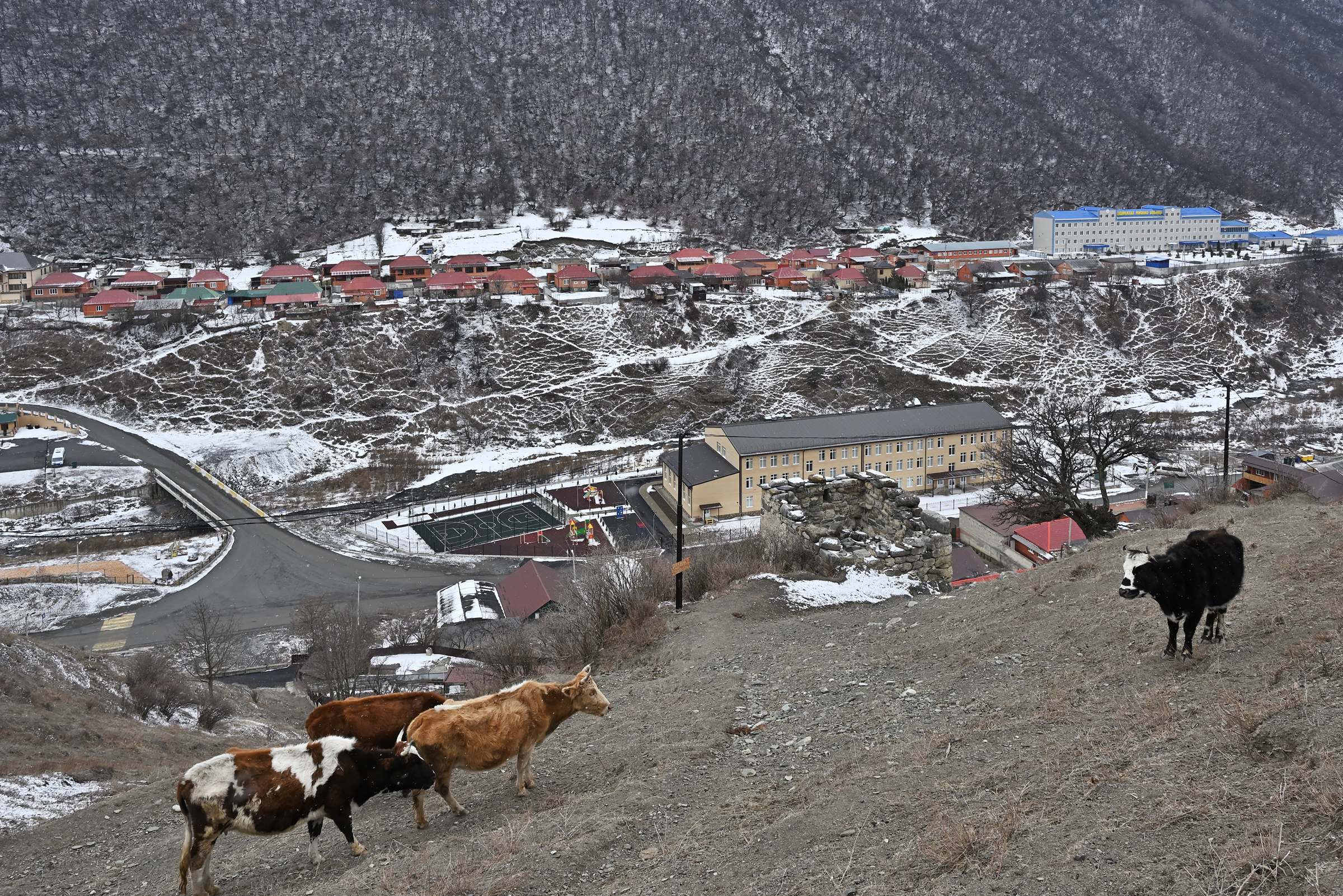 Над горным селом Ольгети в горах Ингушетии