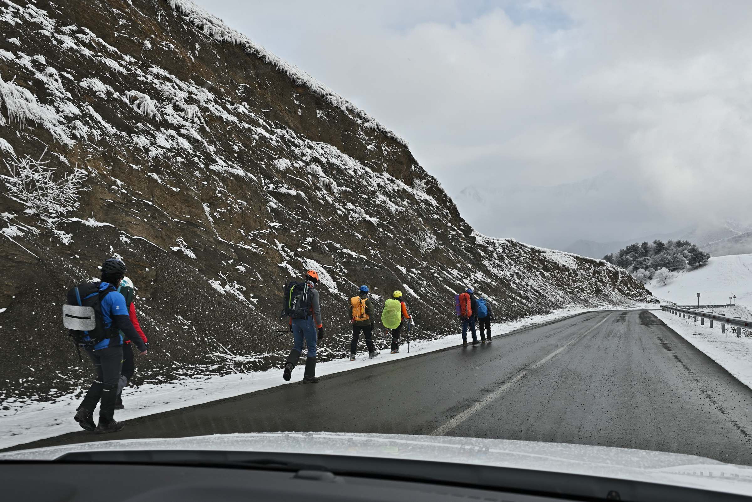 Суровые походники на дороге через перевал Цей-Лоам в Ингушетии