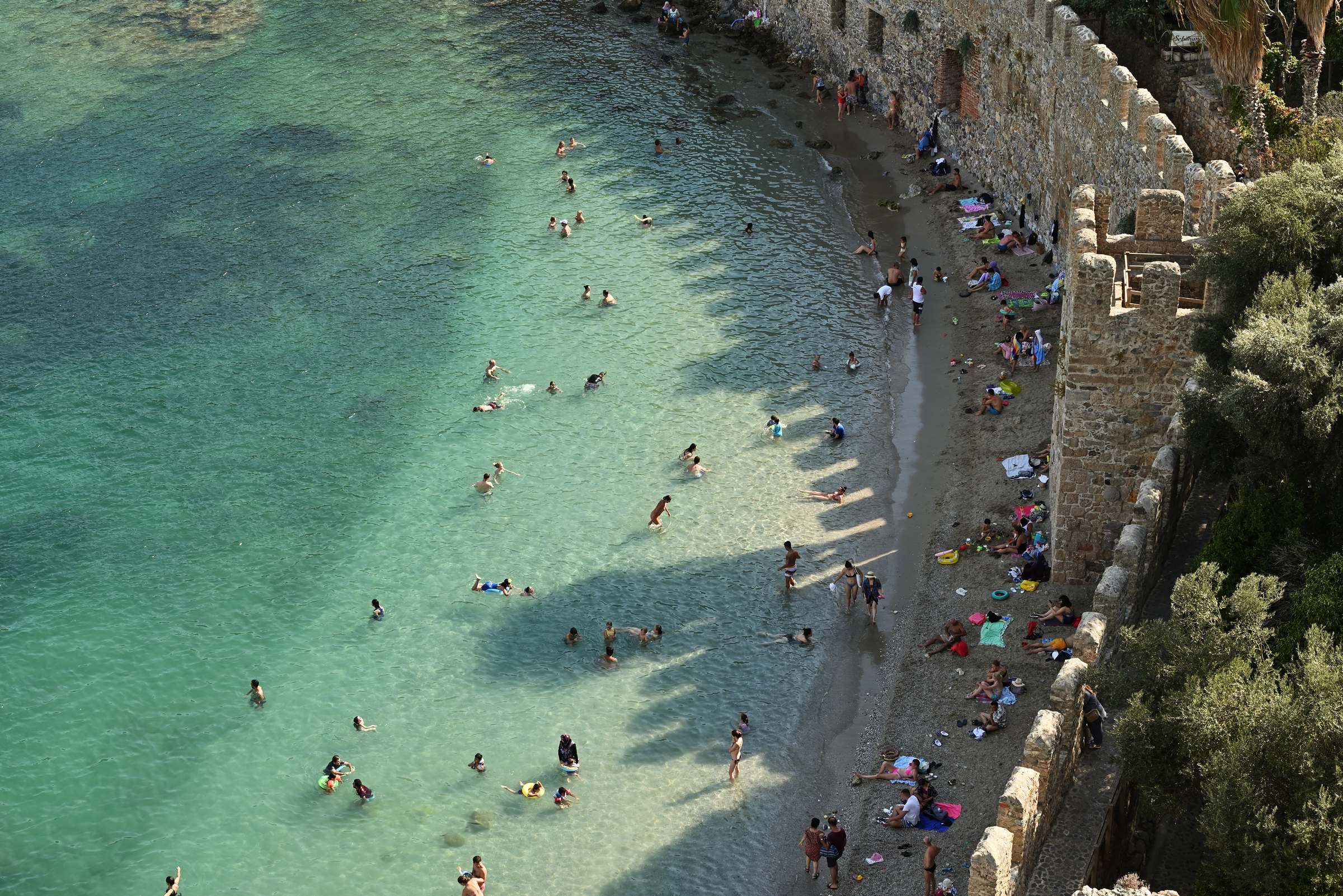 Турция, Аланья, вид со смотровой площадки Красной башни на пляж под стеной
