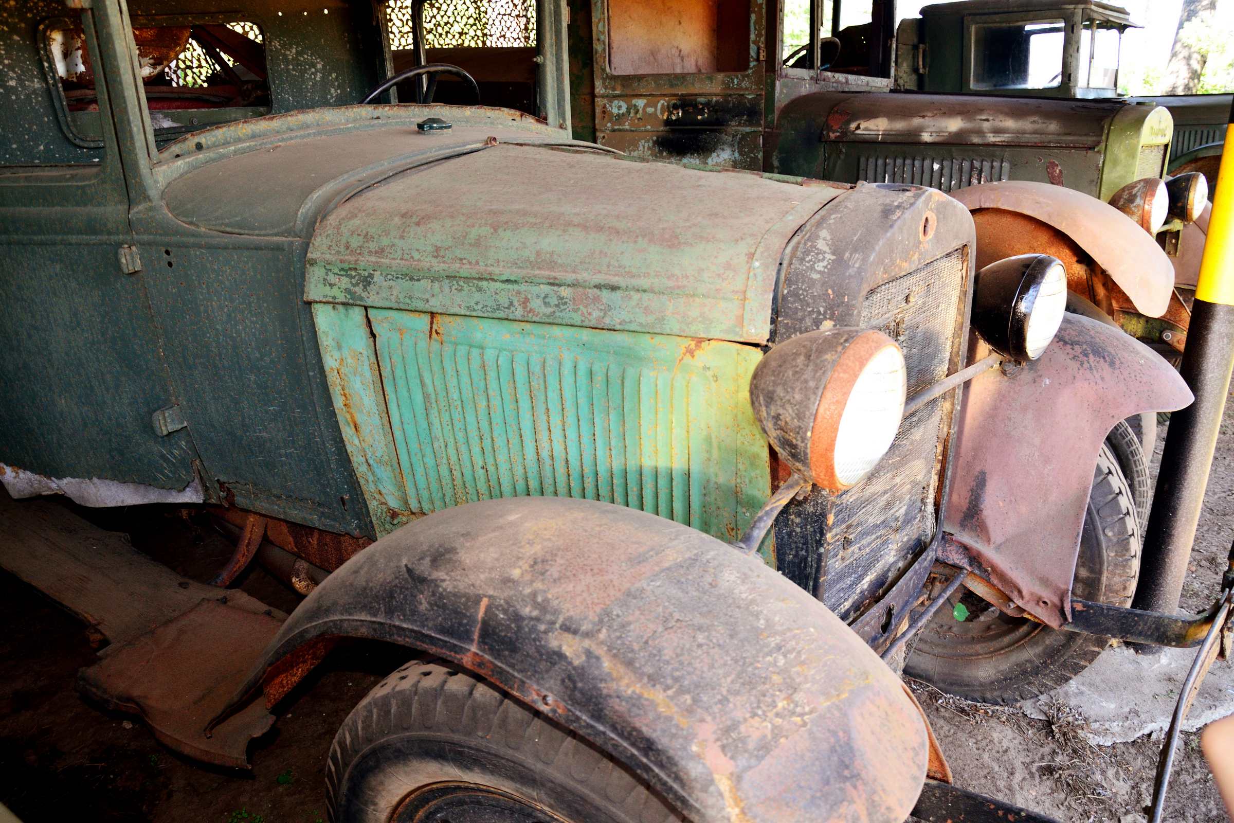 Старые машины в музее паровозов Кукушка