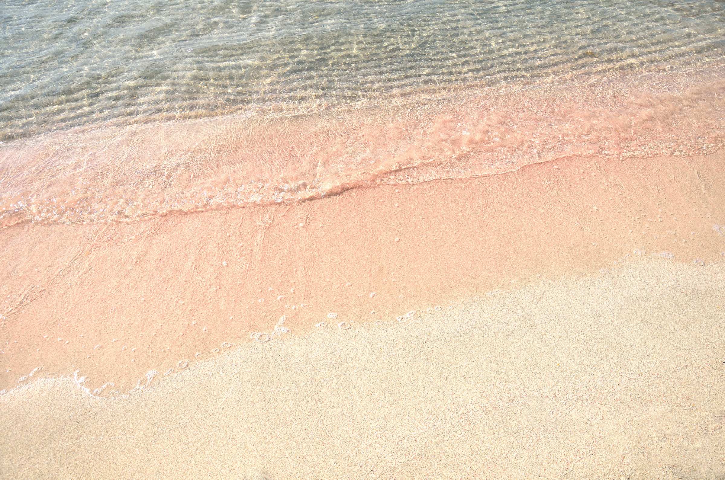 Розовый песок на пляже Элафониси